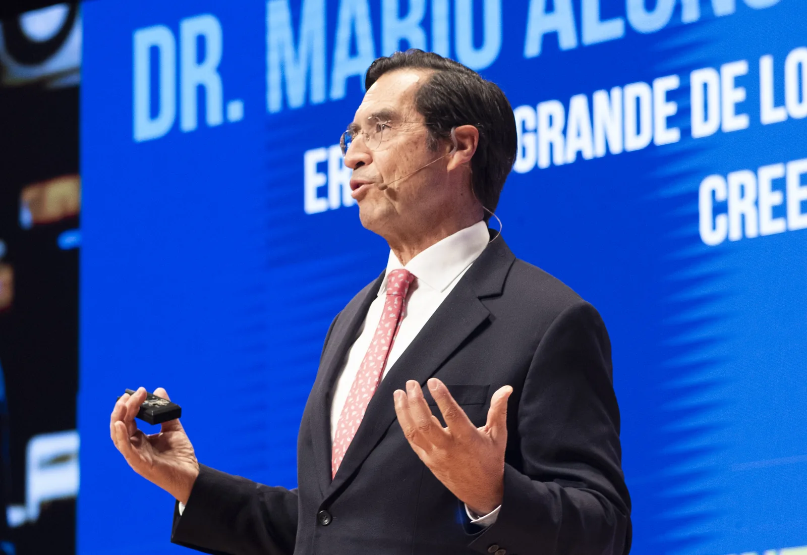 El Dr. Mario Alonso Puig durante una conferencia